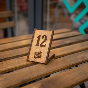 Numéro de table personnalisé, numéros personnalisés avec logo personnalisé, décor de table de café, panneaux minimalistes en bois, numéros modernes, décor rustique image 6