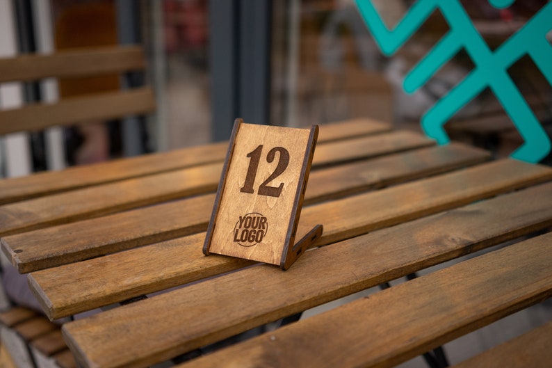 Numéro de table personnalisé, numéros personnalisés avec logo personnalisé, décor de table de café, panneaux minimalistes en bois, numéros modernes, décor rustique image 6