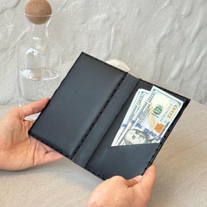 Graverad lädercheckpresentatör, anpassat checkhäfte och notahållare för restaurang