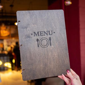 Menu en bois avec anneaux, couverture de menu, couverture de menu de restaurant