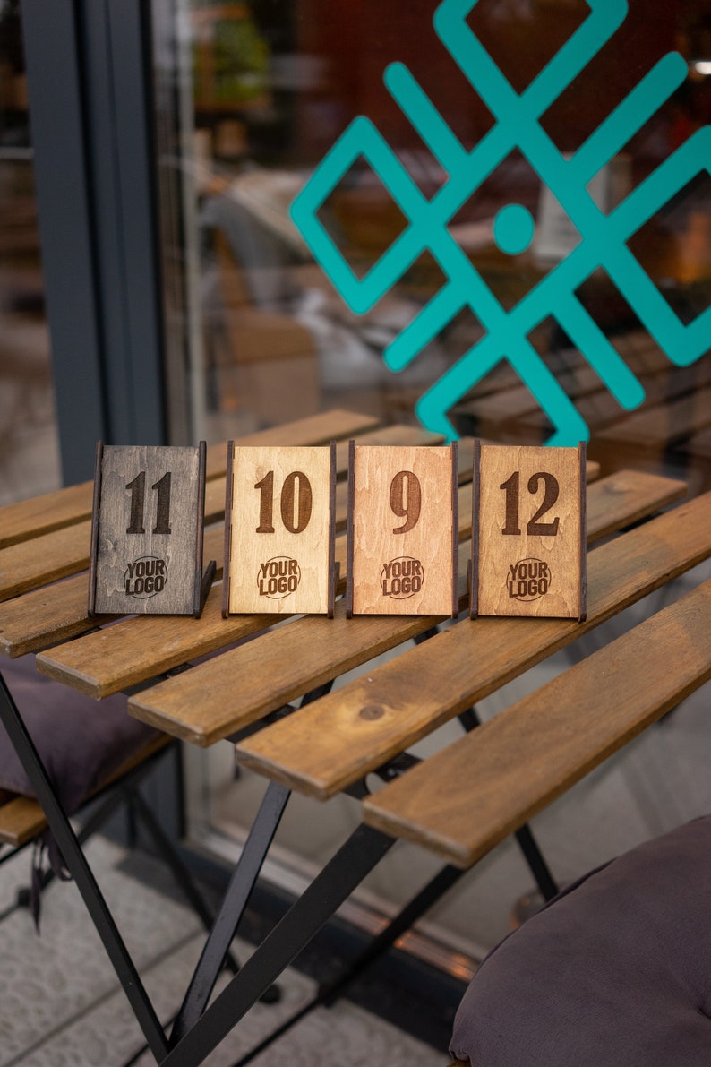 Numéro de table personnalisé, numéros personnalisés avec logo personnalisé, décor de table de café, panneaux minimalistes en bois, numéros modernes, décor rustique image 9