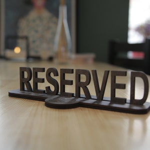 Reserviertes Tischschild, rustikales Holzbrett, Restaurantdekor, Holzschild, KOSTENLOSE GRAVUR Bild 1