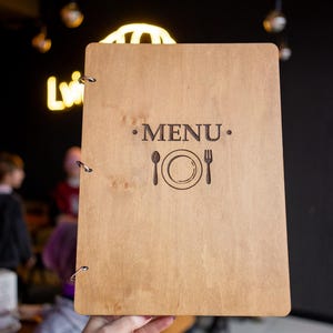 Menu en bois avec anneaux, couverture de menu, couverture de menu de restaurant
