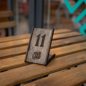 Numéro de table personnalisé, numéros personnalisés avec logo personnalisé, décor de table de café, panneaux minimalistes en bois, numéros modernes, décor rustique image 7