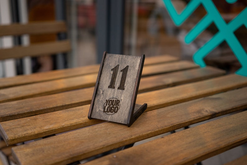 Numéro de table personnalisé, numéros personnalisés avec logo personnalisé, décor de table de café, panneaux minimalistes en bois, numéros modernes, décor rustique image 7