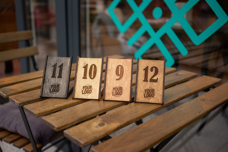 Numéro de table personnalisé, numéros personnalisés avec logo personnalisé, décor de table de café, panneaux minimalistes en bois, numéros modernes, décor rustique image 1