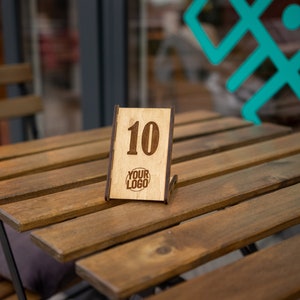 Numéro de table personnalisé, numéros personnalisés avec logo personnalisé, décor de table de café, panneaux minimalistes en bois, numéros modernes, décor rustique image 4