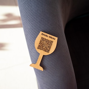 Custom Wine Glass QR Code Sign – Wooden Laser Engraved Menu Holder – Personalized Wine Bar Display – Restaurant QR Sign – Custom Logo Gift