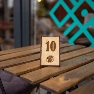 Numéro de table personnalisé, numéros personnalisés avec logo personnalisé, décor de table de café, panneaux minimalistes en bois, numéros modernes, décor rustique image 10