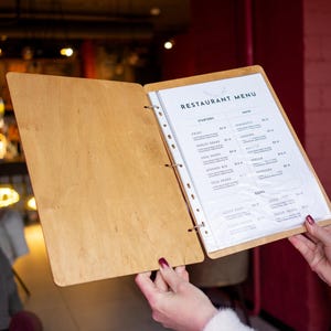 Couverture de menu de restaurant, menu en bois avec anneaux, couverture de menu