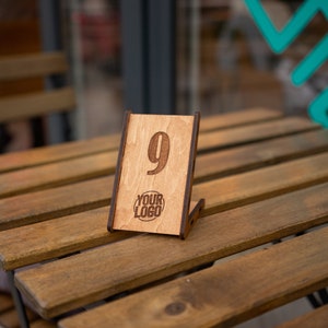 Numéro de table personnalisé, numéros personnalisés avec logo personnalisé, décor de table de café, panneaux minimalistes en bois, numéros modernes, décor rustique image 5