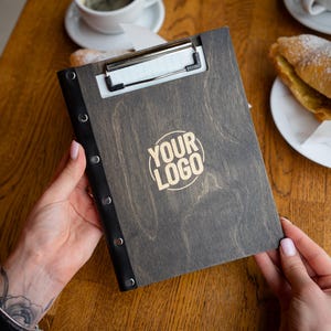 Porte-menus en bois gravé avec options personnalisables, porte-menus en bois personnalisés, couvertures pour menus de mariage