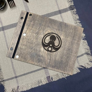 Elegante houten menuhouder voor uitmuntend dineren, gegraveerd restaurantklembord, menuhoes met merklogo, map voor trouwmenu