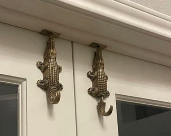 2 erstaunliche Krokodile aus massivem Messing, klein, 6,1/4 Zoll lang, schwerer Schieberiegel, Türschrank im alten Stil, 16 cm, handgefertigt, rustikales Fenster-Alligatorleder