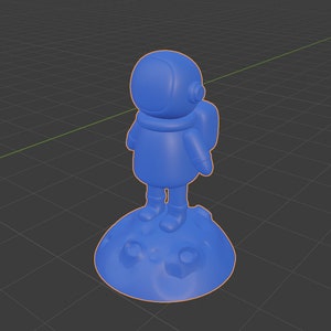 Pode incluir: Uma figura de astronauta azul em p&eacute; sobre uma base azul em forma de lua. O astronauta est&aacute; usando um capacete e uma mochila.
