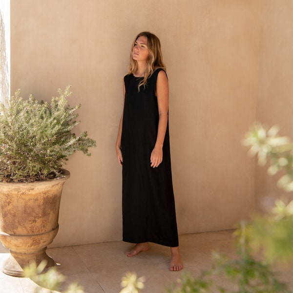 Parfaite robe classique en lin Carmen. Robe en lin sans manches noire.