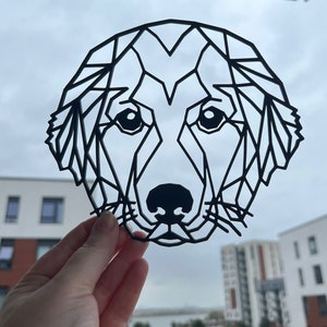 Pu&ograve; includere: Silhouette geometrica nera di una testa di cane, con un design stilizzato di triangoli e linee.