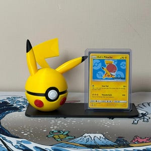 Balle personnage Pikachu avec présentoir pour cartes à collectionner/à chargement par le dessus/à pochettes image 1