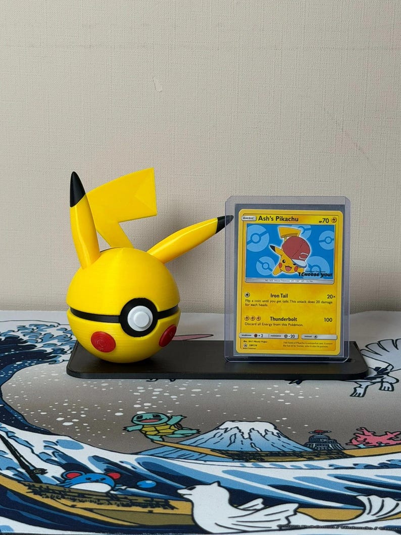 Balle personnage Pikachu avec présentoir pour cartes à collectionner/à chargement par le dessus/à pochettes image 1