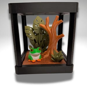 3D Gedruckter Frosch mit roten Augen, kleiner Laubfrosch mit roten Augen und Terrarium - Raumdekor Bild 1