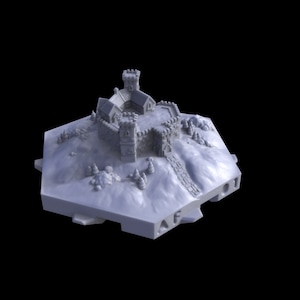 Op de afbeelding: Een lichtgrijs miniatuurmodel van een kasteel op een heuvel. Het kasteel heeft een centraal gebouw met een toren, muren en een pad. Kleine bomen en struiken zijn ook aanwezig, wat een gedetailleerd landschap cre&euml;ert.