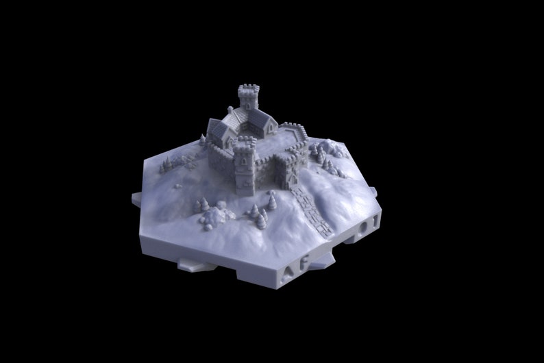 Op de afbeelding: Een lichtgrijs miniatuurmodel van een kasteel op een heuvel. Het kasteel heeft een centraal gebouw met een toren, muren en een pad. Kleine bomen en struiken zijn ook aanwezig, wat een gedetailleerd landschap cre&euml;ert.