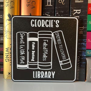 Book Trope パーソナライズされた図書館サイン - リーダー、本棚、Booktok、Bookstagram 画像 1