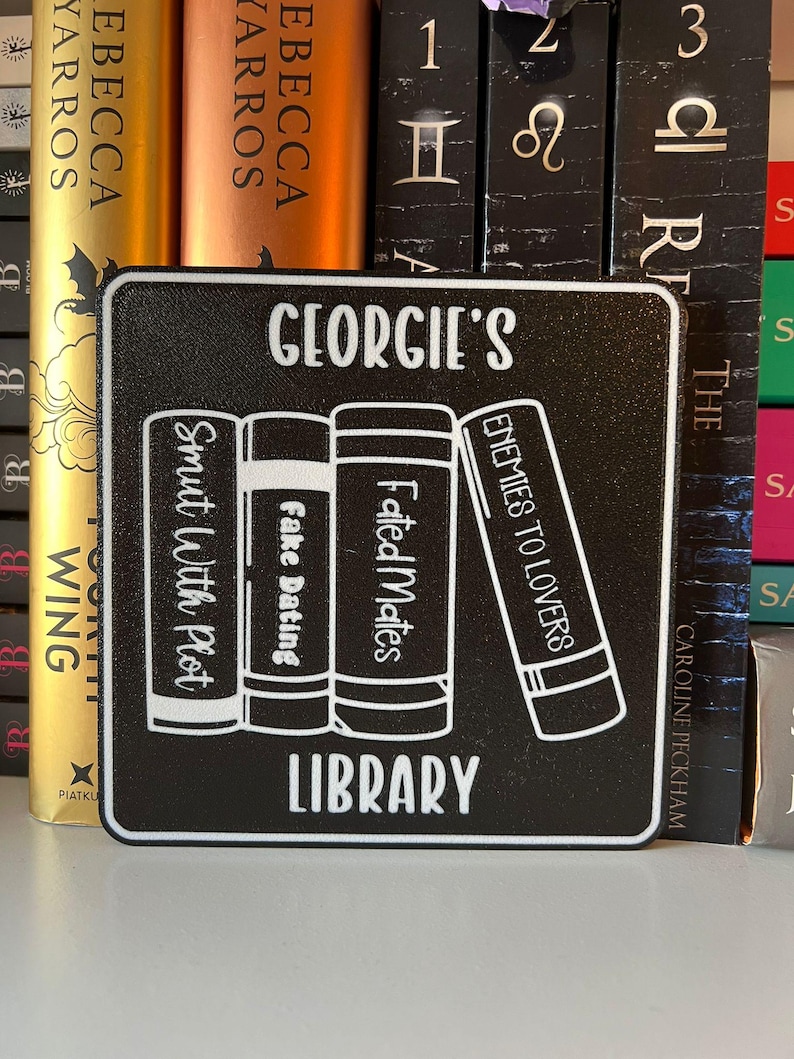 Book Trope パーソナライズされた図書館サイン - リーダー、本棚、Booktok、Bookstagram 画像 1