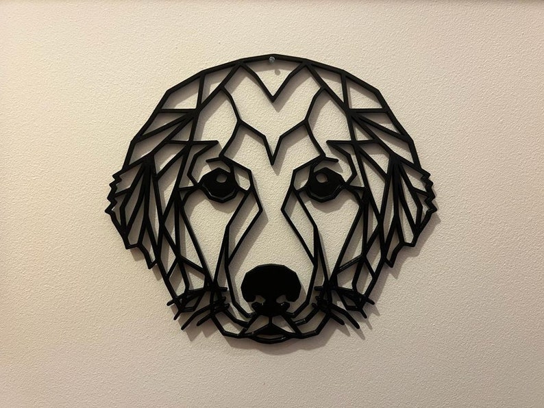 Pu&ograve; includere: Arte da parete a forma di testa di cane geometrica nera in metallo. La testa del cane &egrave; stilizzata con un design geometrico e ha un aspetto minimalista.