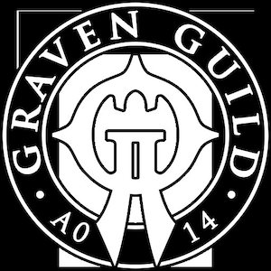 Op de afbeelding: Een cirkelvormig embleem met de woorden "GRAVEN GUILD" in een gebogen lettertype. Het embleem heeft een gestileerd ontwerp in het midden, met de letters "AO" en het nummer "14" onderaan. Het ontwerp is wit op een zwarte achtergrond.