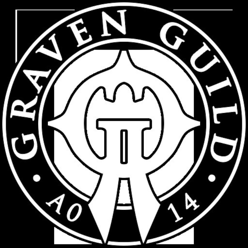 Op de afbeelding: Een cirkelvormig embleem met de woorden "GRAVEN GUILD" in een gebogen lettertype. Het embleem heeft een gestileerd ontwerp in het midden, met de letters "AO" en het nummer "14" onderaan. Het ontwerp is wit op een zwarte achtergrond.