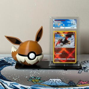 イーブイのキャラクターボール（スラブ/トップローダー/スリーブ入りトレーディングカード用ディスプレイスタンド付き） 画像 1