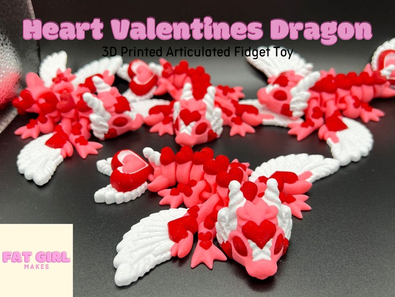 Puede incluir: Un juguete de fidget articulado impreso en 3D con forma de drag&oacute;n con alas rosas y blancas. El drag&oacute;n est&aacute; cubierto de peque&ntilde;os corazones rojos y tiene una cabeza en forma de coraz&oacute;n. El juguete se llama "Heart Valentines Dragon" y es un juguete de fidget articulado impreso en 3D.