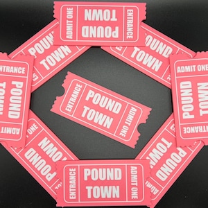 Puede incluir: Ocho boletos de papel rosa con el texto "Pound Town", "Entrance" y "Admit One" impresos en ellos. Los boletos est&aacute;n dispuestos en c&iacute;rculo sobre una superficie negra.