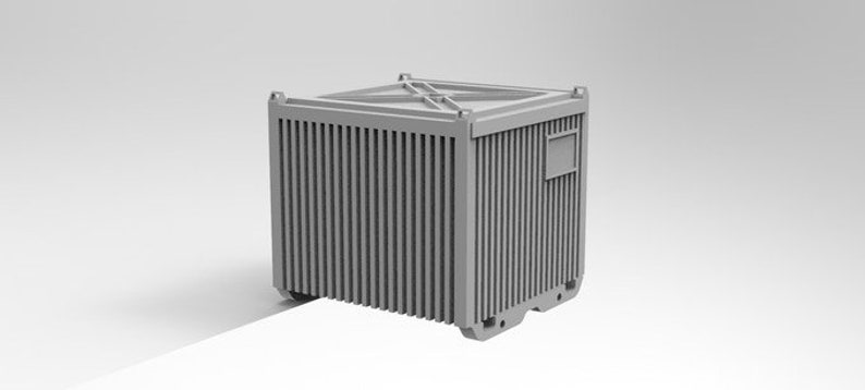 K&ouml;nnte beinhalten: Ein grauer Metalltransformator mit rechteckiger Form und einer Reihe vertikaler K&uuml;hlrippen. Der Transformator hat eine Metallplatte mit einem kreuzf&ouml;rmigen Design und ein kleines rechteckiges Etikett an der Seite.