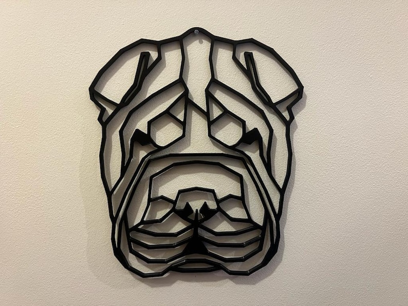 K&ouml;nnte beinhalten: Schwarz-wei&szlig;es geometrisches Design eines Hundekopfes, das einem Shar-Pei &auml;hnelt. Das Design besteht aus &uuml;berlappenden Linien und Formen, die einen modernen und abstrakten Look erzeugen.