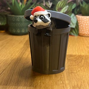 Minikerstwasbeer - verzamelobject, stressverlichting, gepersonaliseerd cadeau, feestelijk decor - Mat Mire Makes With Trash Can