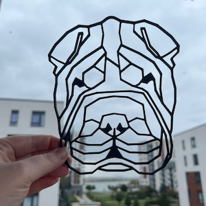K&ouml;nnte beinhalten: Eine geometrische Illustration in Schwarzwei&szlig; eines Shar-Pei-Hunde-Kopfes. Die Illustration besteht aus vielen Linien und Formen, die einen einzigartigen und modernen Look erzeugen.