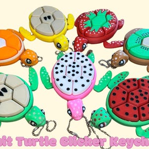 Peut inclure: Un ensemble de sept porte-clés clic clac en forme de tortue aux couleurs vives. Les tortues sont faites d'un matériau souple et moelleux et ont un mécanisme de clic dans leur carapace. Les porte-clés sont parfaits pour ajouter une touche amusante et décalée à vos clés ou à votre sac.