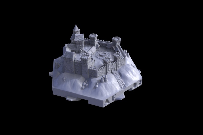 Op de afbeelding: Een gedetailleerd, grijs miniatuur kasteelmodel met meerdere torens, muren en een centrale binnenplaats. Het kasteel staat op een verhoogd platform, wat duidt op een versterkte structuur. Het model staat tegen een zwarte achtergrond.