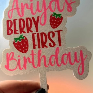 Adorno personalizado para tarta de primer cumpleaños con diseño de fresa, nombre y edad personalizados, decoración para fiesta de primer cumpleaños. imagen 2