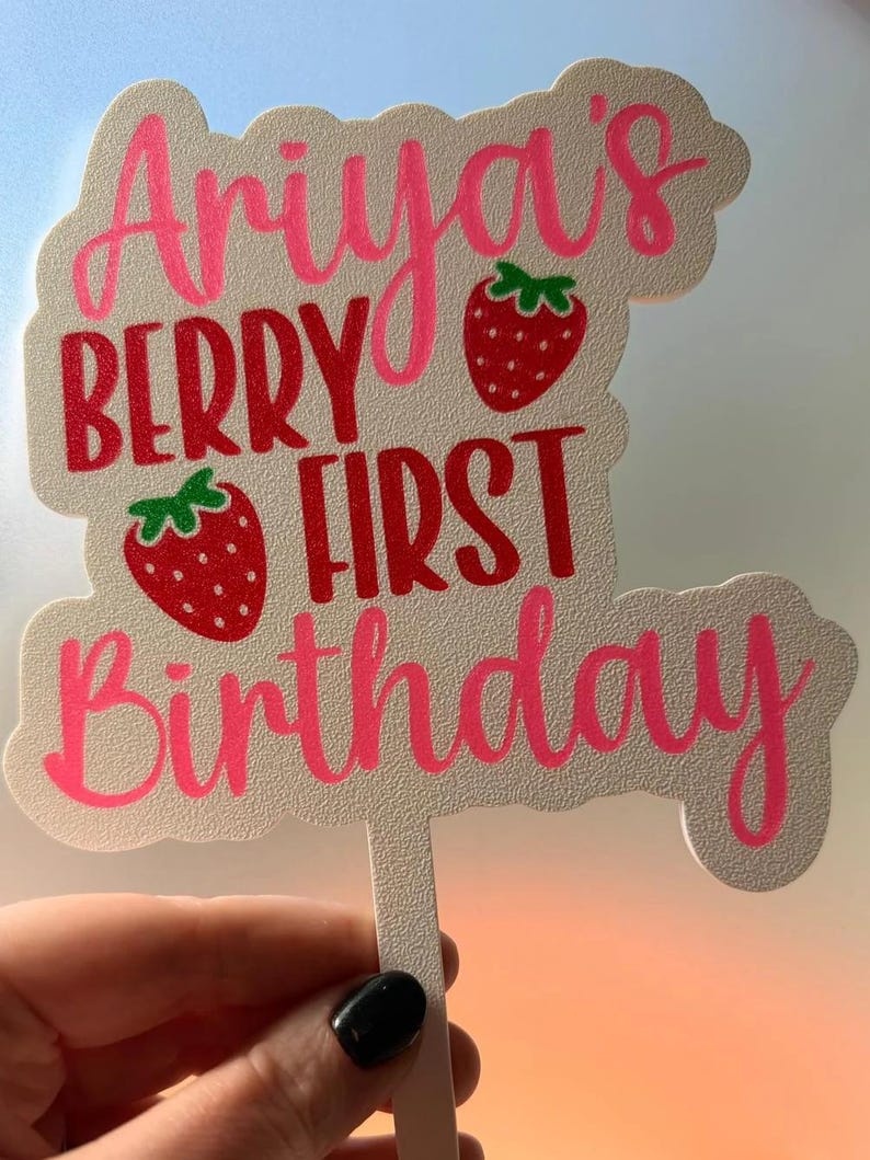 Adorno personalizado para tarta de primer cumpleaños con diseño de fresa, nombre y edad personalizados, decoración para fiesta de primer cumpleaños. imagen 2