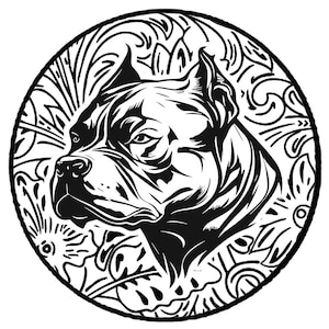 Op de afbeelding: Zwart-witte illustratie van een pit bull hondenkop in profiel, tegen een achtergrond van ingewikkelde bloemmotieven.