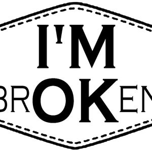 Könnte beinhalten: Eine weiße Umrandung eines Sechsecks mit einer genähten Kante. Der Text "I'M BROKEN" befindet sich innerhalb des Sechsecks.