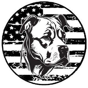 Op de afbeelding: Zwart-witte illustratie van een pit bull hondenkop voor een noodlijdende Amerikaanse vlag.
