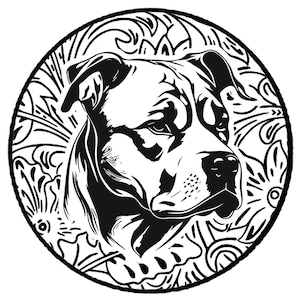 Op de afbeelding: Zwart-witte illustratie van een pit bull hondenkop in profiel, tegen een achtergrond van ingewikkelde bloemmotieven.