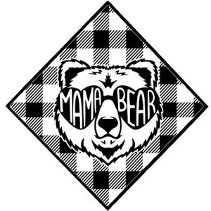 Op de afbeelding: Zwart-witte illustratie van een beer die een zonnebril draagt met de tekst "Mama Bear" op de zonnebril. De beer staat op een zwart-wit geblokte achtergrond.