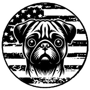 Op de afbeelding: Zwart-witte illustratie van een mopshondengezicht voor een achtergrond van een verweerde Amerikaanse vlag.