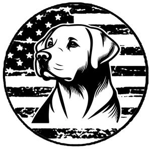 Op de afbeelding: Zwart-witte illustratie van de kop van een Labrador Retriever voor een Amerikaanse vlag.