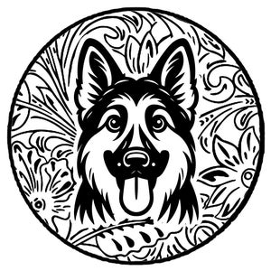 Op de afbeelding: Zwart-witte illustratie van de kop van een Duitse herder met zijn tong naar buiten. De hond is omringd door een decoratief bloemmotief.